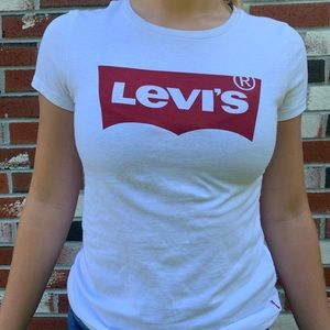 levi’s t-shirt